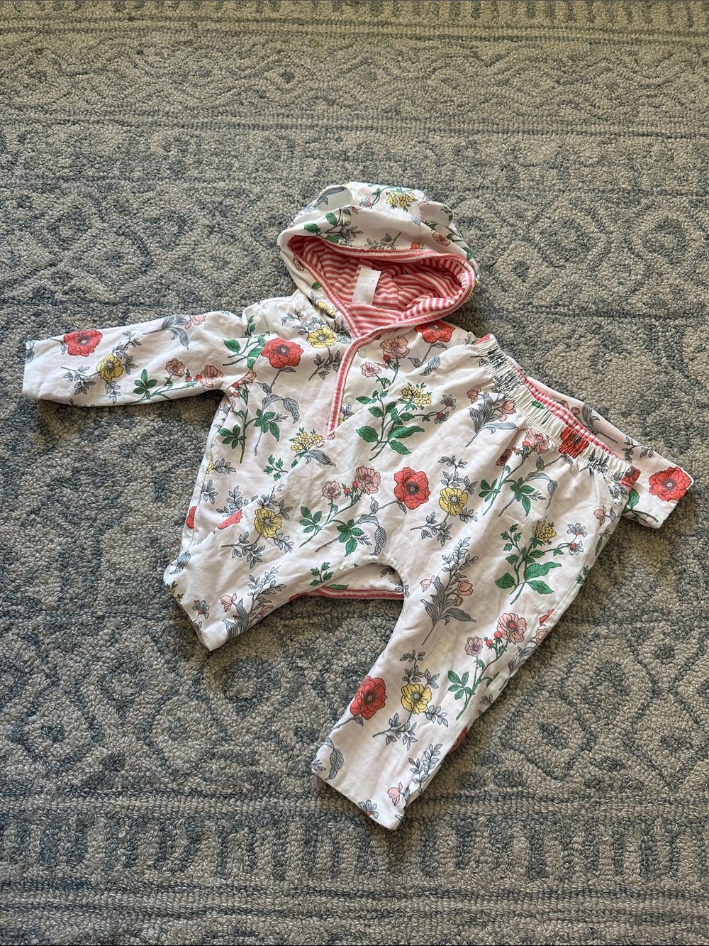 Baby gap jacket and pant set size 6-12 months